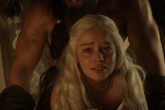 Nádherná představitelka Daenerys ze Hry o trůny o erotických scénách s Khalem: Plakal víc než já! - Super.cz