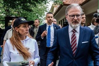 Než si začala s expremiérem Fialou, řekla to Kupkovi. Decroix zkouší nového parťáka – influencera