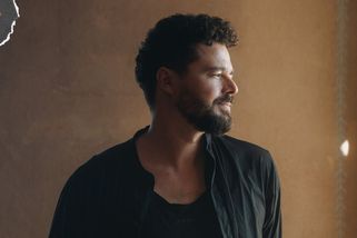 PREMIÉRA: Martin Chobot překvapuje baladou. Ukázal To nejlepší ze skříně