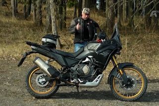 Sršeň prověřil cenově dostupný adventure. Při skoku vyděsil sebe i kameramana | I like bike