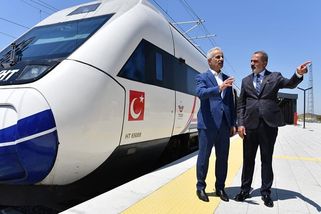 Místo 4 hodin 90 minut, šestkrát vyšší kapacita. Turci výrazně zrychlují cestu vlakem na hranice s EU