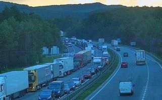 Čtyři nehody osmi aut zablokovaly dálnici D1 - Novinky