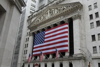 Černý pátek na amerických burzách. Proč současně padaly akcie, zlato i bitcoin?