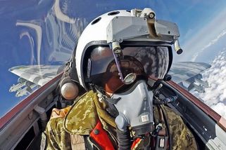Video: 70 vteřin pekla prožil ukrajinský pilot, když v MiG-29 při G pár metrů nad zemí unikal ruské střele. Prokázal železné nervy