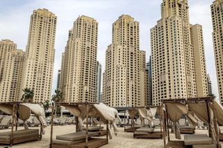 Není práce. Místo provázení turistů ležím na pláži, říká průvodkyně v Dubaji