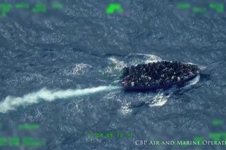 USA zadržely potápějící se dřevěný člun nacpaný 240 migranty - Novinky