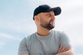 Většina lidí kupuje kšiltovky špatně. Odborník vysvětluje nejčastější chybu