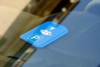 Jedete na lyže do Rakouska? Pozor, špatný parkovací kotouč vás může stát 17 tisíc