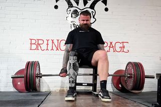 Brit přišel po nehodě o nohu. Pak se stal nejsilnějším handicapovaným mužem světa - Novinky