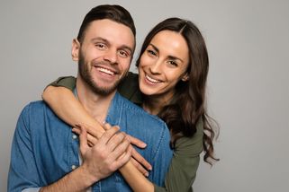 Gay a lesba tvoří pár. Na první pohled to nedává smysl. Co je levandulové manželství?