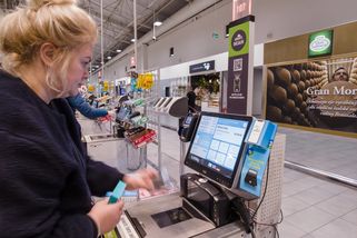 Nová metoda krádeží v supermarketech (2026): Zloději se naučili rafinovaně obejít samoobslužné pokladny. Prodavačky bezradné