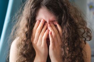 Psychicky nemocné dívce svázali v moskevské léčebně ruce a zapomněli na ni. Museli jí je amputovat - Novinky