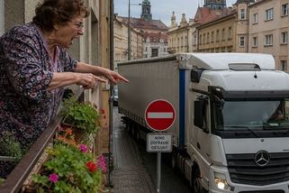 Kamion vjel do zákazu. Paní z balkonu šlehala pohrdáním - Médium.cz
