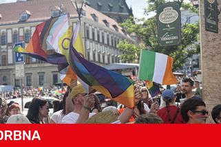 Brnem prošly stovky lidí v duhovém průvodu, dorazily celé rodiny i politici