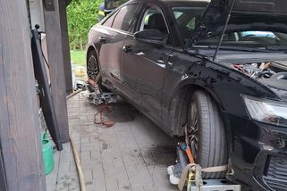 Z baterie hybridu Audi šel toxický dým. Hasiči v Jeseníku auto dva dny hlídali - Novinky