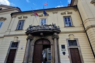 Na Úřadu vlády zavlála ukrajinská vlajka, Sněmovně zůstal prázdný stožár | Novinky.cz: Domácí