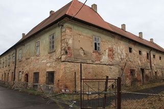 Praha plánuje nové gymnázium v historickém sídle na Suchdole za miliardu