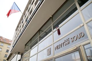 Opilec vyhrožoval ve frontě na úřadu, potrestali ochranku - Novinky