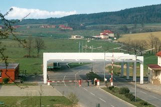 Kluci 15 a 18 let prorazili náklaďákem železnou oponu. V roce 1964 se dostali přes Folmavu na Západ - Médium.cz