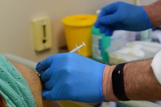 Vakcína zdravotní sestru ze středních Čech hned neochránila před nákazou - Novinky