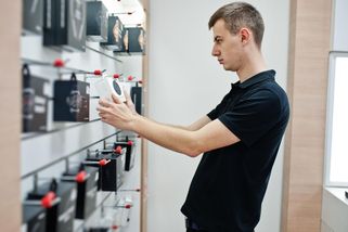 V obchodě se mi smáli, že nemám dost peněz na nový telefon. Když se dozvěděli, kdo jsem, ztichli - Médium.cz