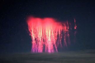 Astrofotograf nad Tibetem zachytil mimořádně rozsáhlé rudé skřítky - Novinky