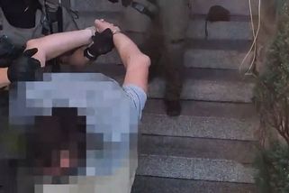Hrozil otci smrtí, zatarasil dům. Zásahovka šla pro násilníka na Trutnovsku - Novinky