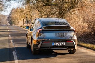 Základní Tesla Model Y je skvělým elektromobilem, ale horším autem. A levná zase tak není - Garáž.cz