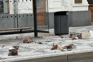 Na muže na zastávce v centru Prahy spadla římsa. Na místě zemřel - Novinky
