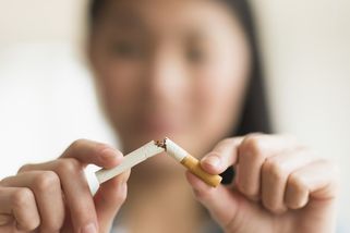Lidé narození po roce 2008 si již nekoupí cigarety. Británie schválila přelomový zákon