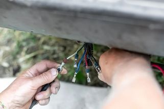 Zahrádkář si spokojeně zapojí přívěsný vozík za auto a myslí si, že mu nic nehrozí. V lepším případě dostane tučnou pokutu hned na konci vesnice