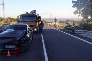 Řidič na Olomoucku riskantně předjížděl a narazil do odbočujícího auta. Zranily se tři ženy - Novinky