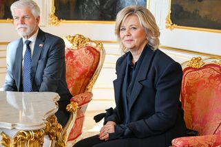 Stylová proměna Evy Pavlové. Šaty vyměnila za pánský oblek, nový outfit jí náramně sekl – eXtra.cz