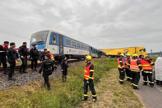 Střet vlaku s náklaďákem na Prostějovsku, na místě jsou zranění - Novinky