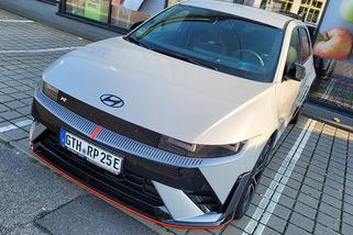 Vláda prosadila snížení maximální povolené rychlosti pro auta se spalovacími motory. Už jen elektromobily mohou jezdit 130 km/h