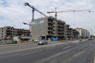 Pracují, vydělávají, ale na byt stejně nedosáhnou. Mladí proto řeší drahé bydlení odchodem do zahraničí