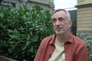 Žádný luxus, ale kbelíky dešťovky na záchodě. Herec Petr Vacek žije s mladší herečkou v domě po rodičích