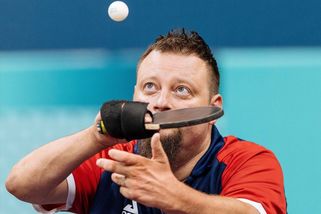 Poslední mohykán mezi stolními tenisty. Ruku si k pálce váže a přiveze medaili - Sport.cz