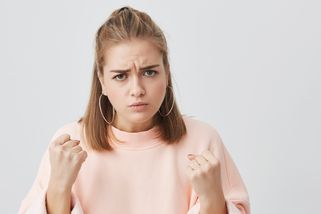 Eva (29): Budoucí tchyně nám začala diktovat, jak má vypadat náš velký den. Můj snoubenec se navíc přidal na její stranu