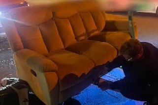 Bizarní jízda hlavním městem: Mladíci brázdili ulice na gauči, ukazuje video