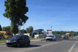 Cyklista se snažil vyhnout autu a skončil polámaný na zemi. Policie v Praze hledá černé SUV - Novinky