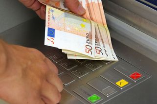 Za výběr z bankomatu zaplatila 4250 korun. Teď přišla stížnost Evropské komisi - Seznam Zprávy