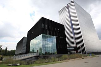 Datová centra dobývají realitní trh. Velké projekty už rostou i v Česku - Novinky
