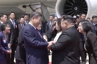 Obrazem: Čínský prezident přiletěl do KLDR, Kim ho přivítal s pompou - Seznam Zprávy