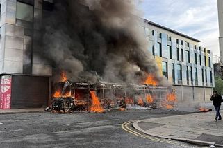 Krvavý útok v Belfastu: Muže zachránil stěhovák, Súdánce zastavil synovou pálkou
