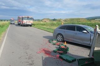Silnici na Prostějovsku zasypaly po nehodě jahody a maliny, řidič traktoru musel do nemocnice - Novinky