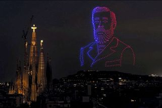 Video: Chrám Sagrada Família rozzářily dronová show a ohňostroj - Seznam Zprávy