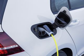 Konec nabíječek i elektromobilů v USA. Trumpova vláda zastavuje podporu EV a ruší Bidenův plán
