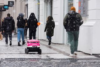 Poprvé v Česku. Robotická vozítka rozvážejí jídlo ulicemi Prahy 8 místo kurýrů - Novinky