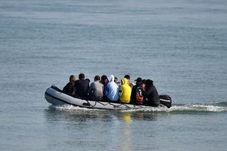 Británie hlásí nejvíce migrantů na člunech za jeden den - Novinky